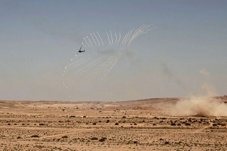 Một trực thăng bắn pháo trong cuộc tập trận đa quốc gia mang tên Eager Lion tại Quweira, Jordan.