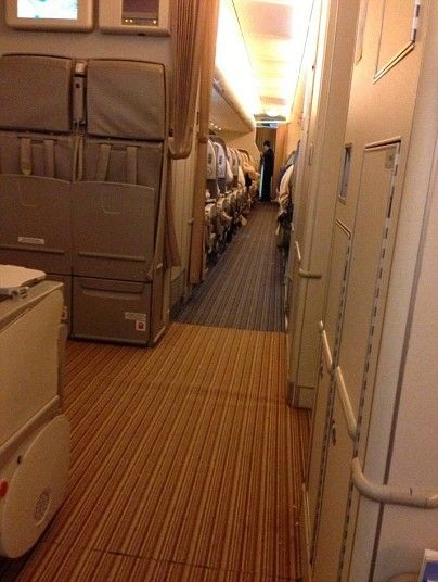 Máy bay Singapore ngổn ngang đồ đạc vì đụng vùng nhiễu loạn