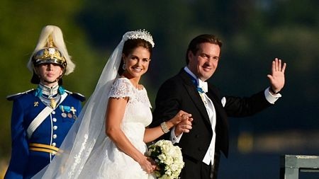 Chú rể vẫy tay chào mọi người sau khi bước ra từ nhà thờ.