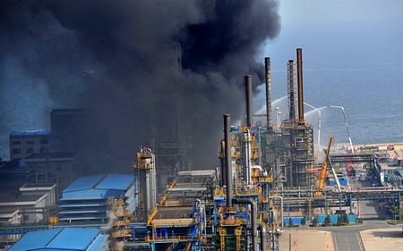 Nhà máy lọc dầu Trung Quốc bốc cháy ngùn ngụt, 2 người mất tích - 2 Khói đen bốc lên từ nhà máy lọc dầu.