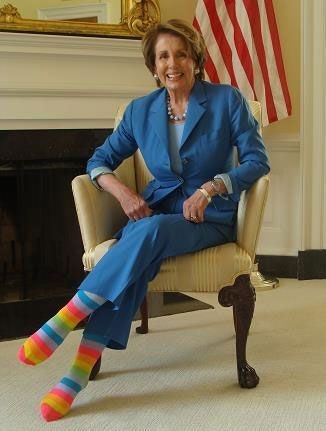 Người Mỹ đi tất lòe loẹt mừng sinh nhật Bush "cha" - 8 Bà Nancy Pelosi, lãnh đạo phe Dân chủ tại hạ viện, cũng chúc mừng sinh nhật ông Bush cha.