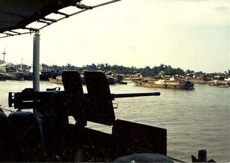 Cựu bác sĩ quân y Mỹ chia sẻ ảnh về Việt Nam những năm 1960 - 2 Vũ khí được trang bị cho tàu chiến Mỹ trên sông Sài Gòn năm 1967.
