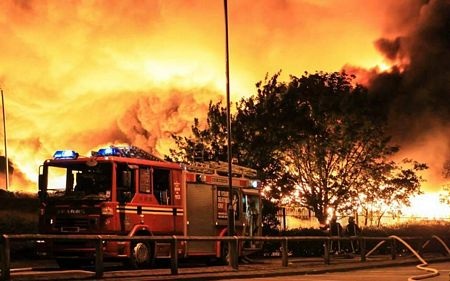 Đèn lồng Trung Quốc gây hỏa hoạn lớn ở Anh - 2 Hơn 100.000 tấn nhựa đã bị thiêu cháy trong vụ hỏa hoạn.
