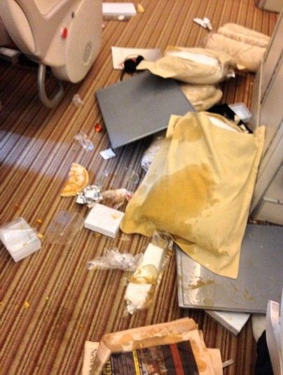 Máy bay Singapore ngổn ngang đồ đạc vì đụng vùng nhiễu loạn