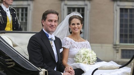 Cặp đôi rời nhà thờ trên một chiếc xe ngựa.