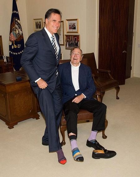 Người Mỹ đi tất lòe loẹt mừng sinh nhật Bush "cha" - 7 Thượng nghị sĩ Mitt Romney đăng tải bức ảnh đi tất sặc sỡ chụp cùng Bush cha.