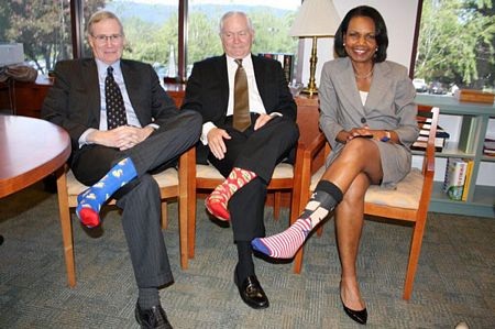 Người Mỹ đi tất lòe loẹt mừng sinh nhật Bush "cha" - 9 Bà Nancy Pelosi, lãnh đạo phe Dân chủ tại hạ viện, cũng chúc mừng sinh nhật ông Bush cha.