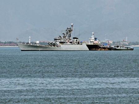 Ấn Độ "Đông tiến" đấu Trung Quốc - 4 Bộ đôi tàu chiến INS SATPURA (F48) và INS RANVIJAY (D55) ở Đà Nẵng.
