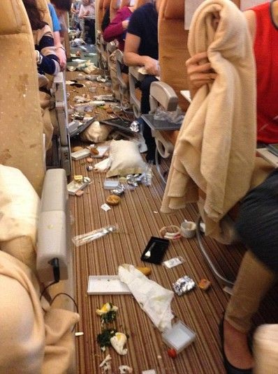 Các đồ đạc và các bữa ăn đổ tung tóe xuống sàn sau sự cố.