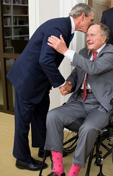 Người Mỹ đi tất lòe loẹt mừng sinh nhật Bush "cha" - 4 Ông Bush cha chúc mừng con trai ngày khai trương thư viện.