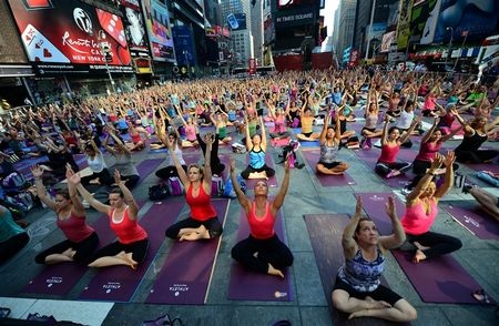 15.000 người cùng tập yoga trên Quảng trường Thời đại ở New York, Mỹ.
