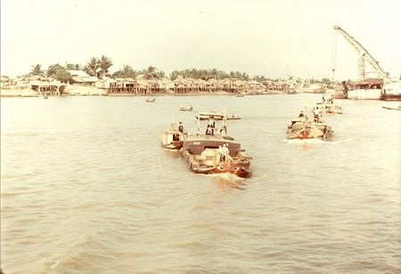 Cựu bác sĩ quân y Mỹ chia sẻ ảnh về Việt Nam những năm 1960 - 4 Quang cảnh sông Sài Gòn những năm cuối 1960.