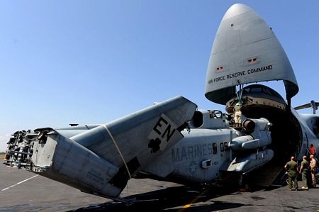 Trung Quốc sợ “hung thần chiếm đảo” MV-22 Osprey về tay Nhật - 5 Trực thăng CH-53 Super Stallion đang được “đóng gói” để đưa lên máy bay vận tải C-5 Galaxy