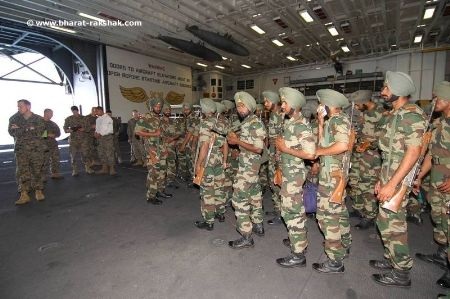 Ấn Độ "Đông tiến" đấu Trung Quốc - 5 Bộ đôi tàu chiến INS SATPURA (F48) và INS RANVIJAY (D55) ở Đà Nẵng.