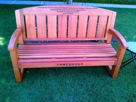 Obama tặng ghế gỗ cho Tập Cận Bình - 2 Cận cảnh chiếc ghế gỗ được khác chữ.