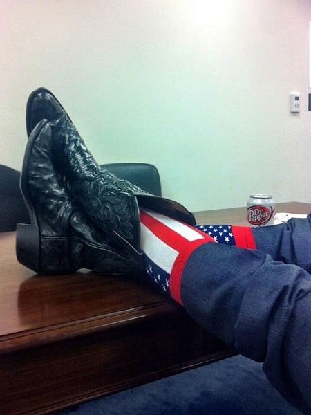 Người Mỹ đi tất lòe loẹt mừng sinh nhật Bush "cha" - 10 Thượng nghị sĩ Ted Cruz đăng tải bức chụp ông đi đôi tất sặc sỡ.