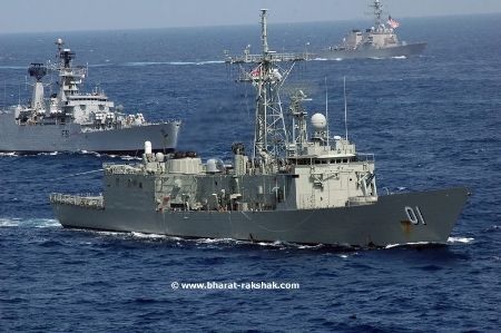 Ấn Độ "Đông tiến" đấu Trung Quốc - 6 Bộ đôi tàu chiến INS SATPURA (F48) và INS RANVIJAY (D55) ở Đà Nẵng.