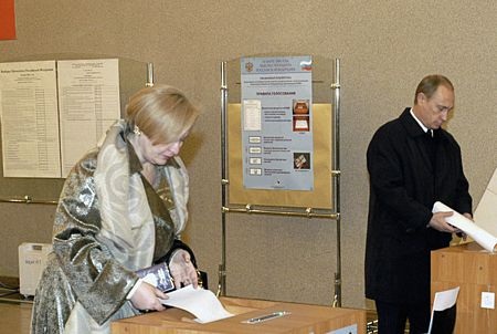 Ông Putin và bà Lyudmila đi bỏ phiếu trong cuộc bầu cử tổng thống năm 2004.