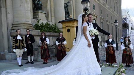 Chú rể trao nhẫn cưới cho cô dâu.