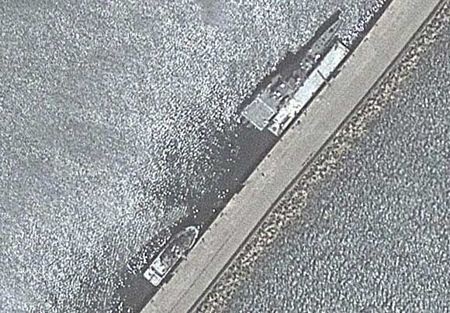 Tàu sân bay đầu tiên của Trung Quốc Liêu Ninh tại cảng quân sự ở Thanh Đảo.