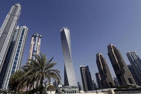 Dubai khai trương tòa tháp hình xoắn cao nhất thế giới - 1 Tháp Cayan nằm gần các tòa nhà chọc trời ở Dubai.
