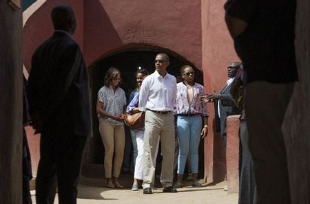 Obama đưa cả nhà thăm bảo tàng nô lệ ở châu Phi - 10 Gia đình Obama thăm Nhà Nô lệ ở châu Phi