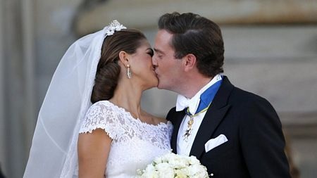 Cặp tân lang-tân nương trao nhau nụ hôn ngọt ngào sau lễ cưới.