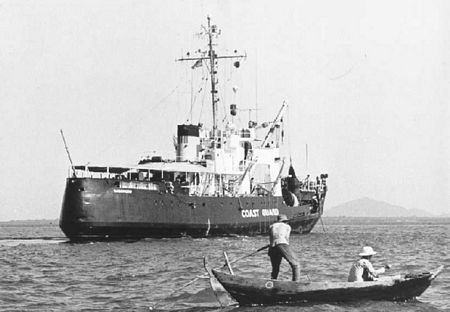 Cựu bác sĩ quân y Mỹ chia sẻ ảnh về Việt Nam những năm 1960 - 6 Một tàu của Mỹ ở Vũng Tàu năm 1967.