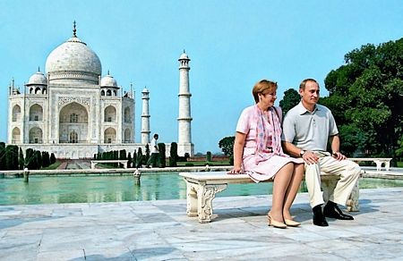 Ông Putin và vợ thăm đền Taj Mahal, Ấn Độ tháng 10/2000.