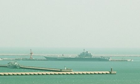 Tàu sân bay đầu tiên của Trung Quốc Liêu Ninh tại cảng quân sự ở Thanh Đảo.