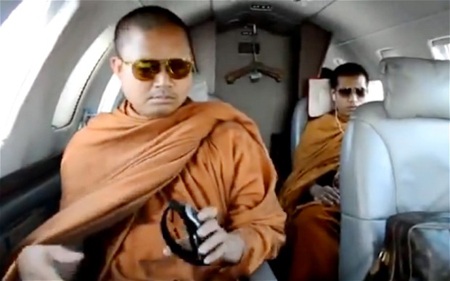 Nhà sư Thái đi máy bay riêng là sư giả - 1 Nhà sư Luang Pu Nenkham Chattigo trên máy bay riêng.