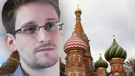 Nga-Mỹ chơi bài "câu giờ" trong vụ Snowden - 1 Snowden hiện đang trú ẩn tại một sân bay ở Mátxcơva.