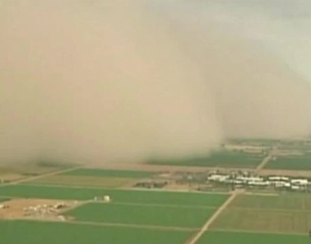 Bức tường cát cao ngất đang di chuyển qua thành phố Phoenix.