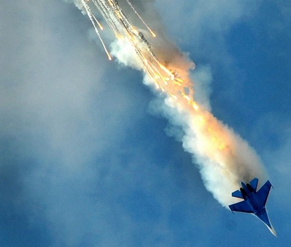 Phi đội nhào lộn Nga "mê hoặc" khán giả - 1 Một máy bay chiến đấu Su-27 của đội Russian Knights trình diễn trên bầu trời.