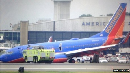 Chiếc máy bay cắm mũi xuống đường băng tại sân bay LaGuardia.