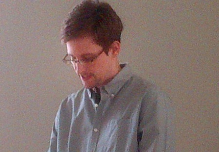 Mỹ lại gây sức ép với Nga nếu cho Snowden tị nạn - 1 Snowden xuất hiện trong cuộc gặp với các nhà nhân quyền ngày hôm qua.