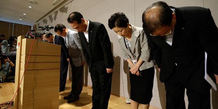 Các lãnh đạo của Asiana cúi đầu xin lỗi gia đình các nạn nhân và hàng khách.