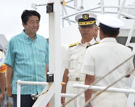 "Nhật không nhượng bộ Trung Quốc dù chỉ một bước" - 1 Thủ tướng Nhật Bản Shinzo Abe (áo xanh) trong chuyến thăm hôm qua.