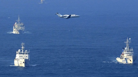 Hàn-Trung nổi giận vì sách trắng quốc phòng Nhật Bản - 1 Tàu Trung Quốc và tàu Nhật Bản “đối mặt” gần quần đảo Senkaku/Điếu Ngư hồi năm ngoái.