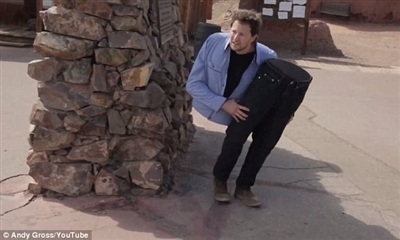 Clip: Màn ảo thuật cắt đôi người gây sốc - 2 Đoạn clip được đăng tải trên trang YouTube của Andy Gross: