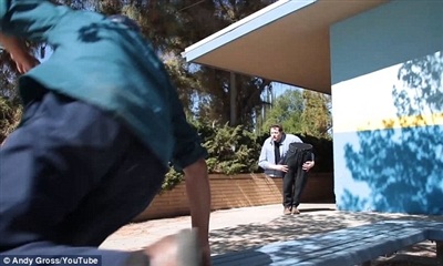 Clip: Màn ảo thuật cắt đôi người gây sốc - 4 Đoạn clip được đăng tải trên trang YouTube của Andy Gross: