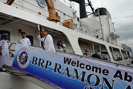 Philippines quyết tăng cường tuần tra trên biển - 2 Tổng thống Philippines Aquino lên thăm tàu BRP Ramon Alcaraz.