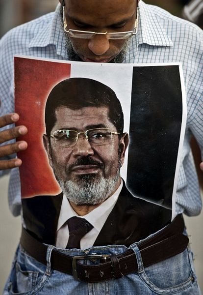 Một người ủng hộ ông Morsi cầm bức chân dung của ông.