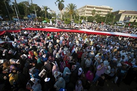 Những người ủng hộ ông Morsi tham gia cuộc tuần hành tại Đại học Cairo.