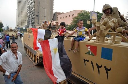 Người dân đổ ra đường ăn mừng cùng quân đội.