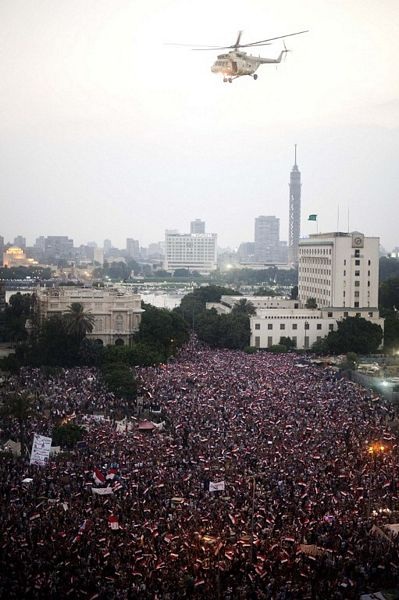 Người dân đổ ra đường ăn mừng cùng quân đội.