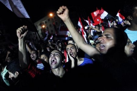 Người dân Ai Cập phấn khích hò hét bên ngoài dinh tổng thống.