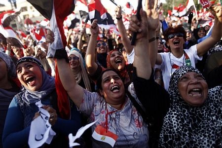 Những người biểu tình phản đối Tổng thống Morsi reo hò vang dội.