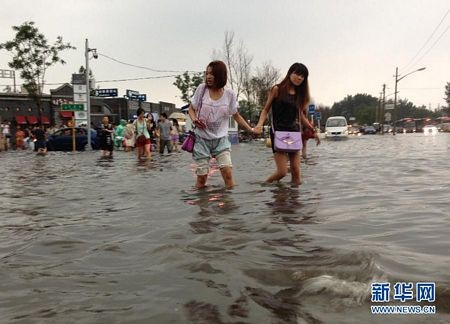 Một con phố ở Bắc Kinh bị ngập do mưa lớn.