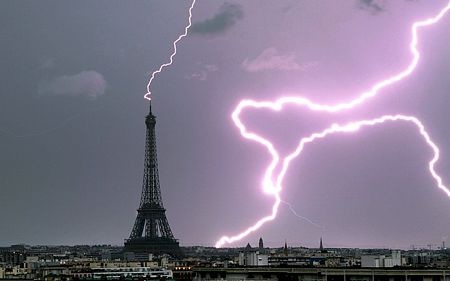 Những hình ảnh thế giới ấn tượng tuần qua - 8 Sét đánh tháp Eiffel tại thủ đô Paris, Pháp.